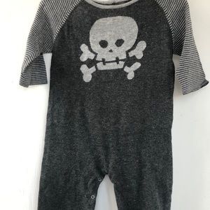 🌈VGUC- Sweater Knit Romper w/ Skull & Crossbones